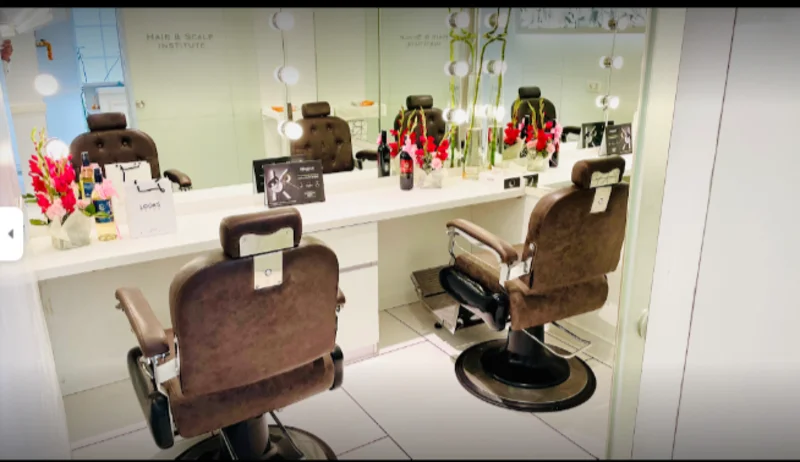Looks SALON Civil Lines Delhi logo