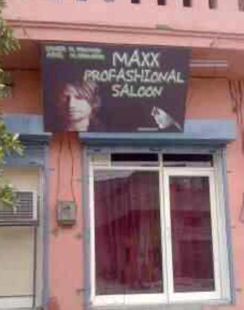 New Maxx Professional Saloon logo